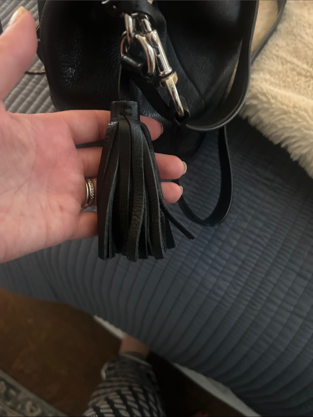 Black Leather Drawstring Bucket Bag - Coach brand from the outlet. - Picture 4 of 8